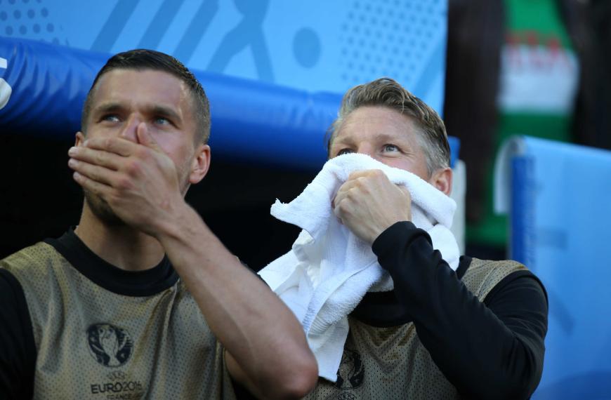 Bereits beim Viertelfinale gegen Italien fieberten Lukas Podolski und Bastian Schweinsteiger von der Ersatzbank aus mit.