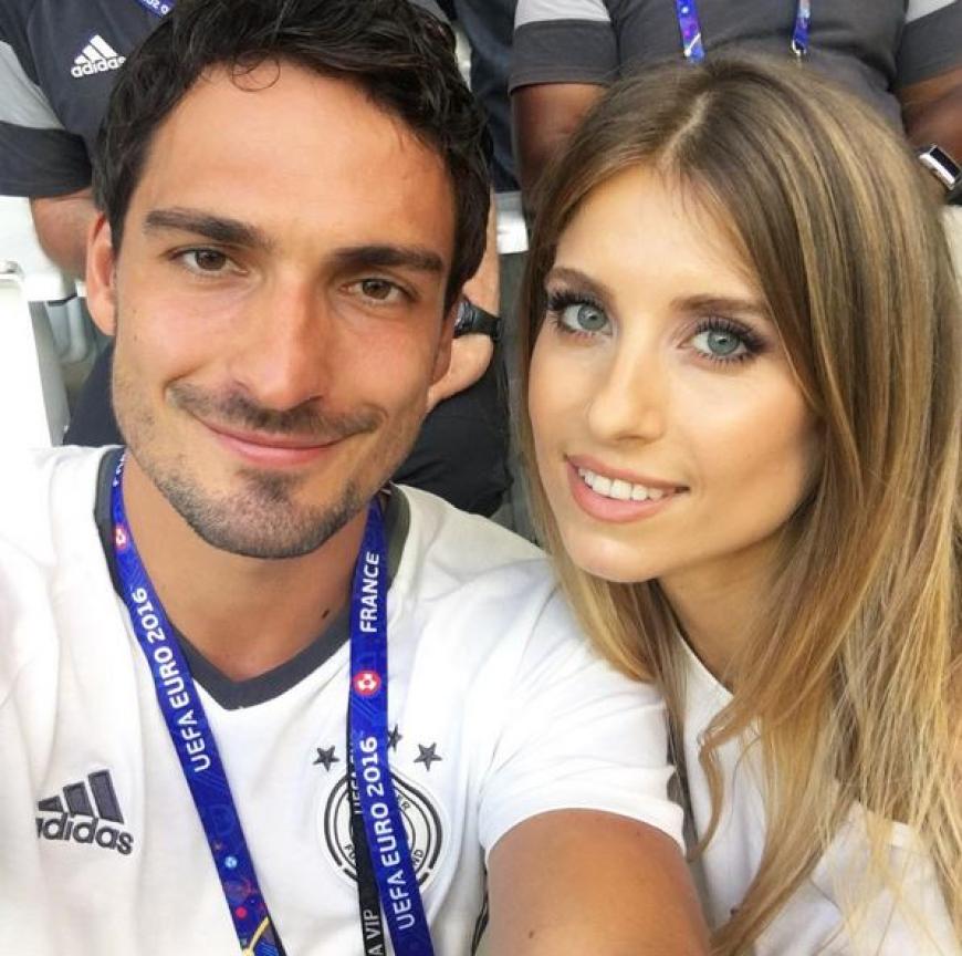 Cathy Hummels bekommt beim Anfeuern unserer deutschen Nationalmannschaft beim Halbfinale gegen Frankreich tatkräftige Unterstützung: Der gelbgesperrte Mats Hummels muss heute neben seiner Liebsten Platz nehmen und seinen Jungs die Daumen drücken.