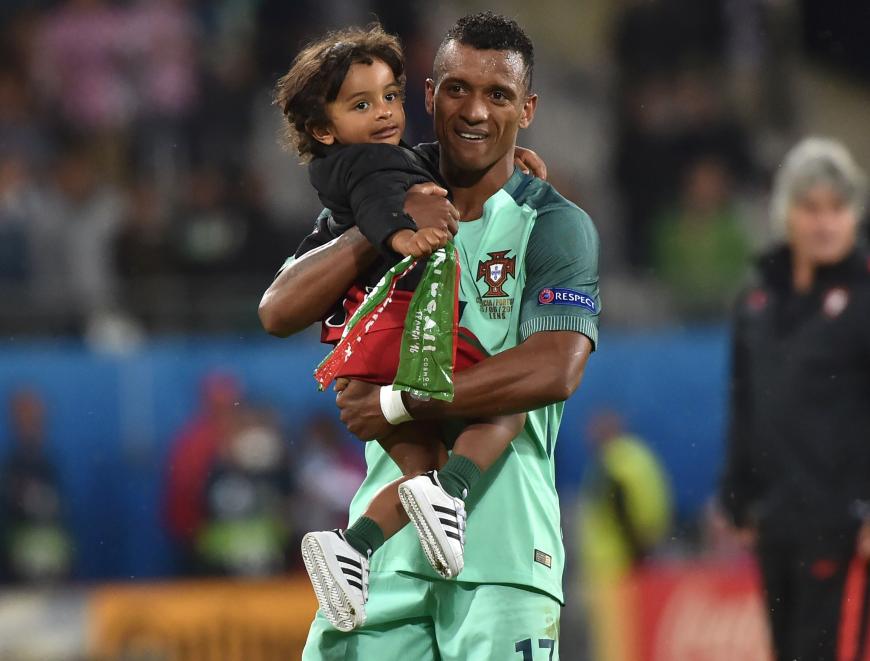 Torwart Nani feiert den Einzug von Portugal ins Finale mit Söhnchen Lucas.