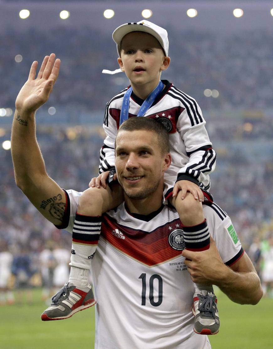 Lu-Lu-Lu-Lukas Podolski. Der Stimmungsmacher aus Köln trägt seinen Mini-Me Louis über das Feld.