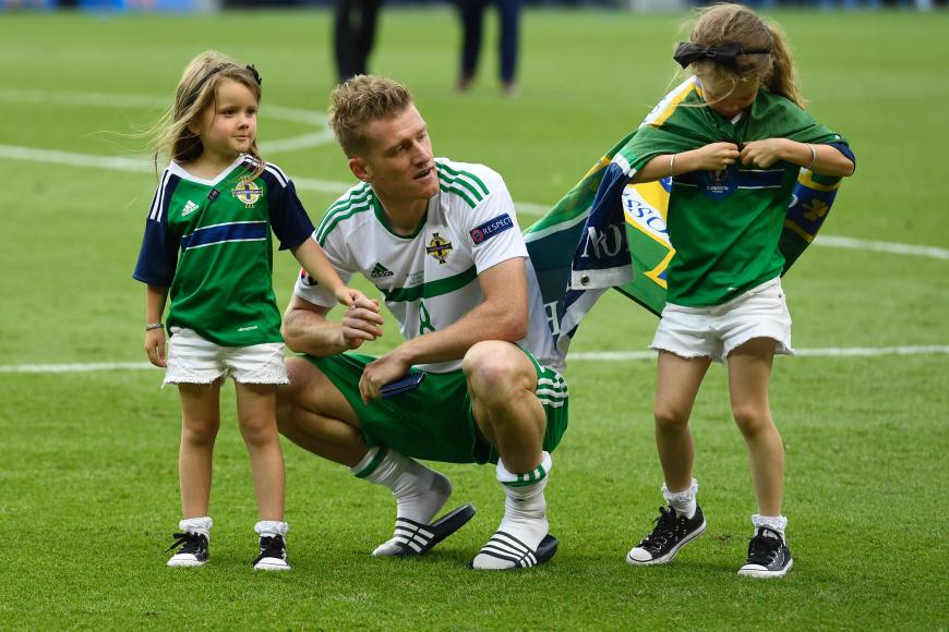 Voll mit in Aktion: Die Töchter des nordirischen Spielers Steven Davis helfen Papa beim Dank vor der Fankurve.