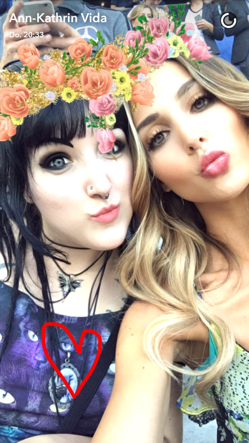 Ann-Kathrin Brömmel stellt ihre ältere Schwester auf Snapchat vor.
