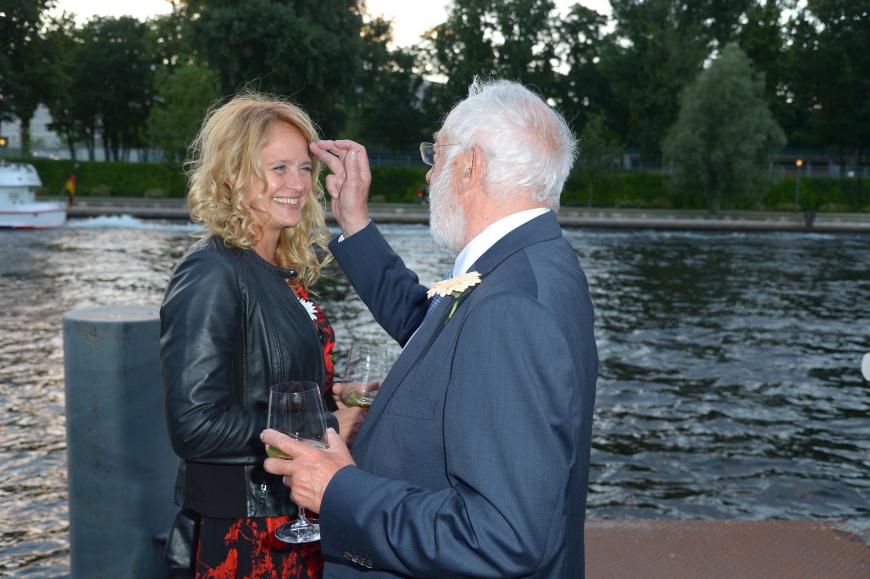Turteln wie verliebte Teenager: Dieter Hallervorden und Christiane Zander.