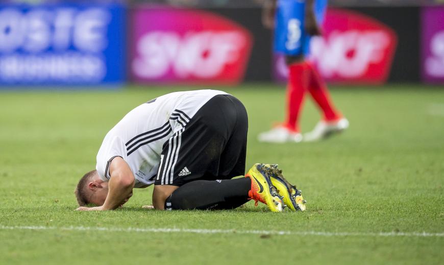 Nachwuchs-Spieler Joshua Kimmich ist enttäuscht vom Spiel gegen Frankreich.