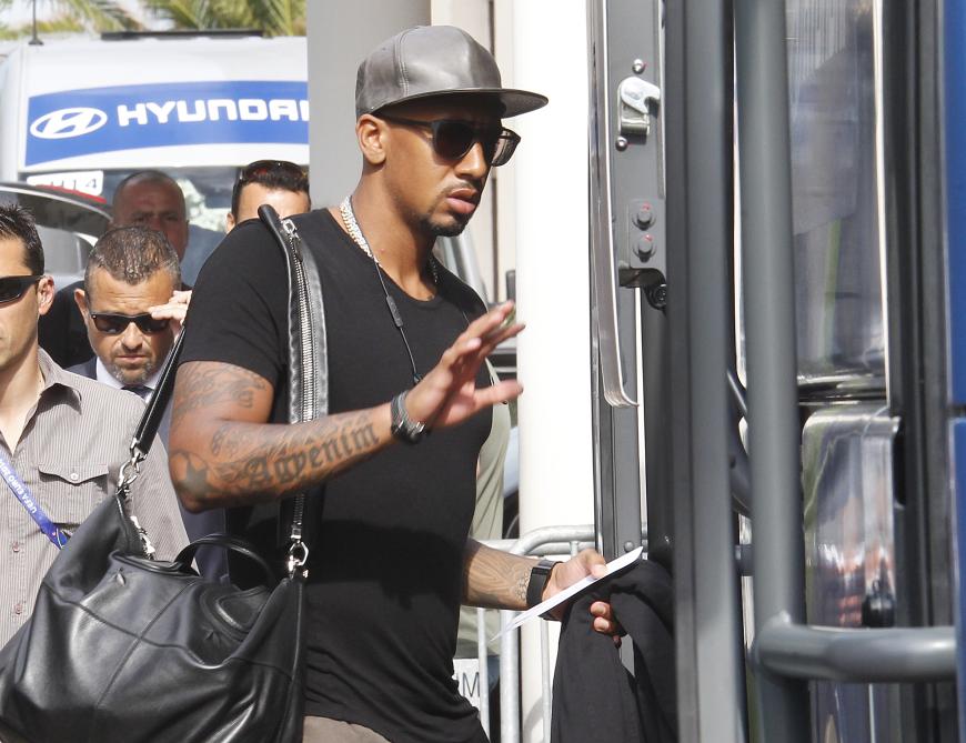 Will verständlicherweise in Ruhe gelassen werden: Jerome Boateng besteigt den Mannschafts-Bus.