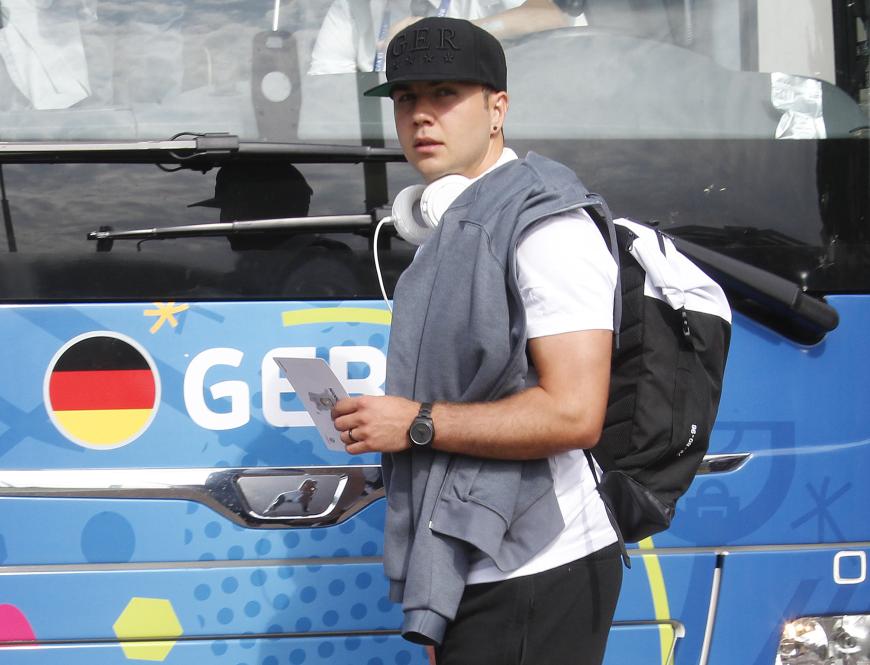 Mario Götze, der nach seiner Einwechslung nicht überzeugen konnte, versteckt sich hinter seiner Schirmmütze.