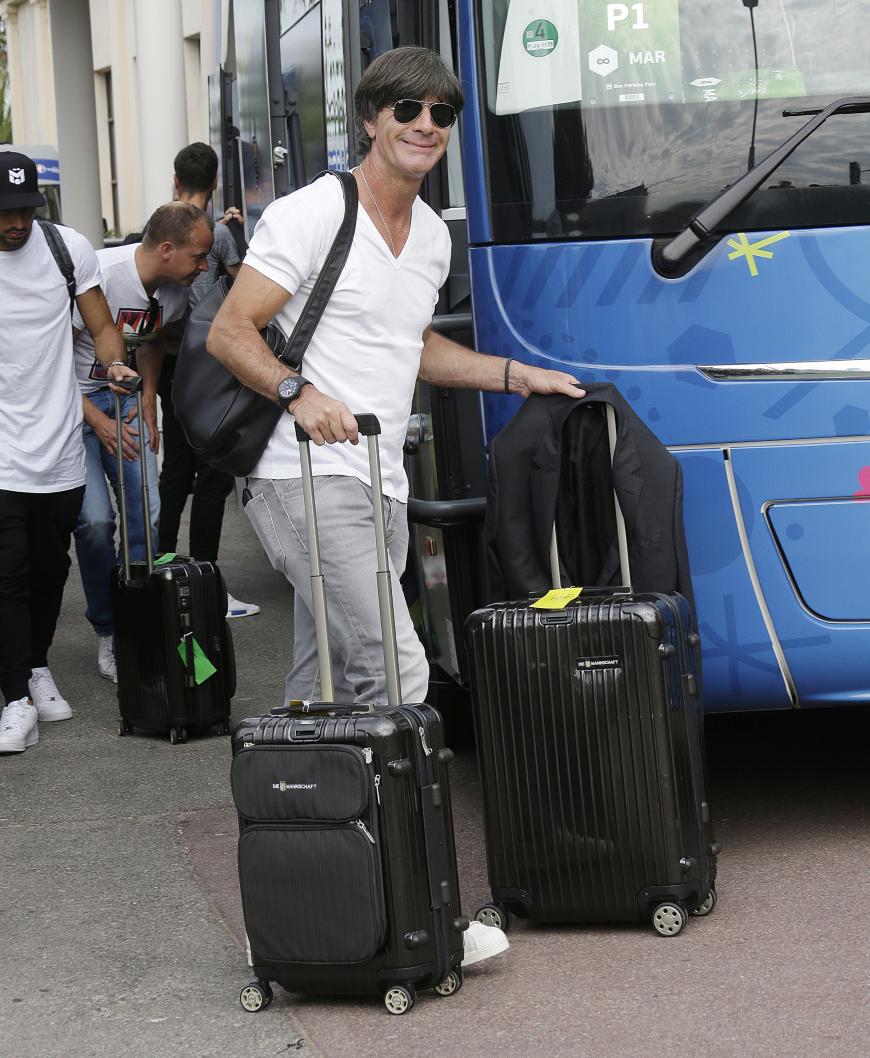 Nur der Bundestrainer ist schon wieder guter Dinge: Joachim Löw mit gleich zwei Koffern.