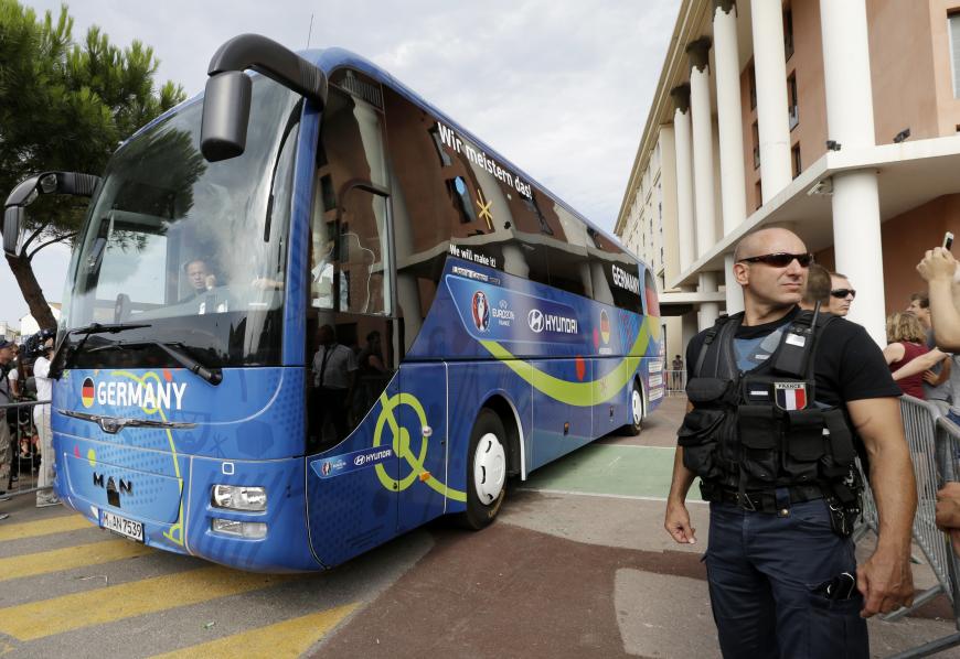 Security-Angestellte sichern den Mannschaftsbus der Nationalmannschaft.