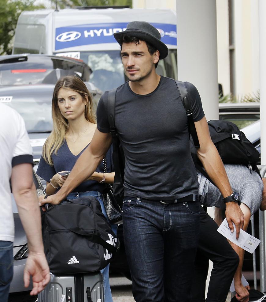 Stylo-Paar: Mats Hummels mit Hut und seiner Frau Cathy