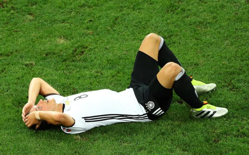 Niedergeschlagen und erschöpft: Mesut Özil nach dem EM-Aus.