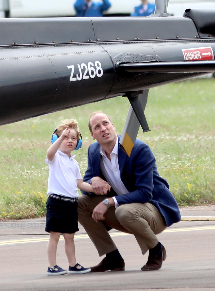 Schau' mal da! Prinz George beobachtet an der Seite seines Vaters Prinz William fasziniert die gigantischen Helikopter.