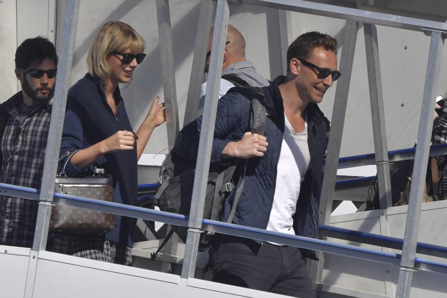 In Gold Coast gelandet strahlen Taylor Swift und Tom Hiddleston beim Verlassen des Flugzeugs.