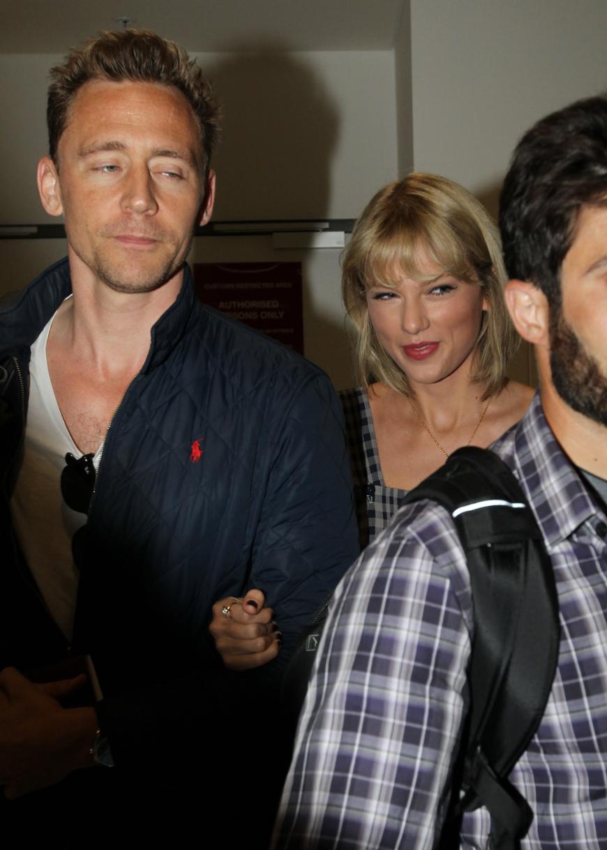 Tom Hiddleston und Taylor Swift werden bei ihrer Ankunft von Paparazzi belagert.