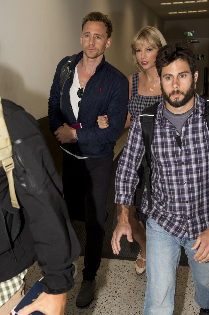 Tom Hiddleston und Taylor Swift kommen am Flughafen von Sydney an.