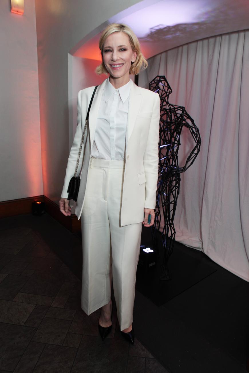 Klassisch und elegant: Cate Blanchett in einem weißen Hosenanzug