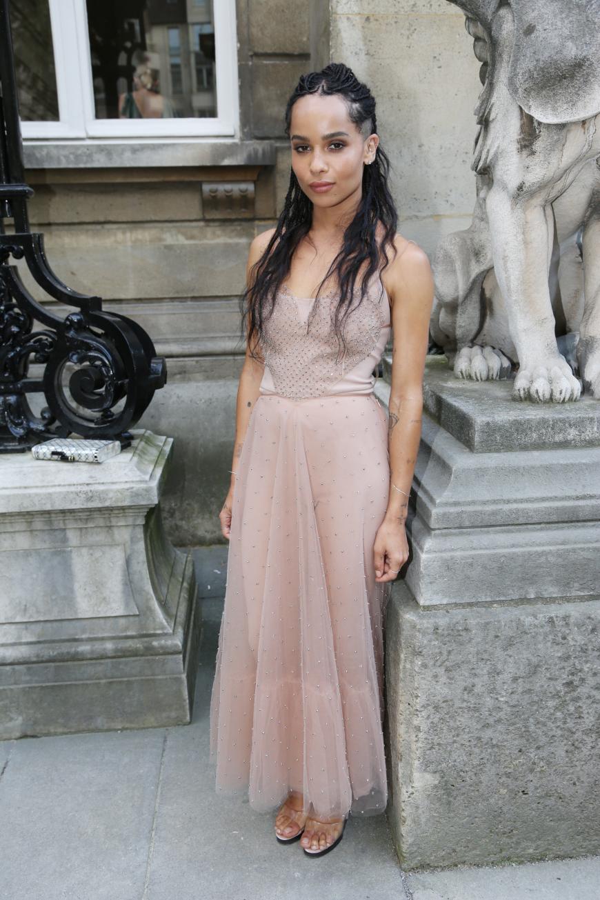 Zoe Kravitz bei den Haute Couture Paris Schauen in einem zartrosafarbenen Tüll-Etwas