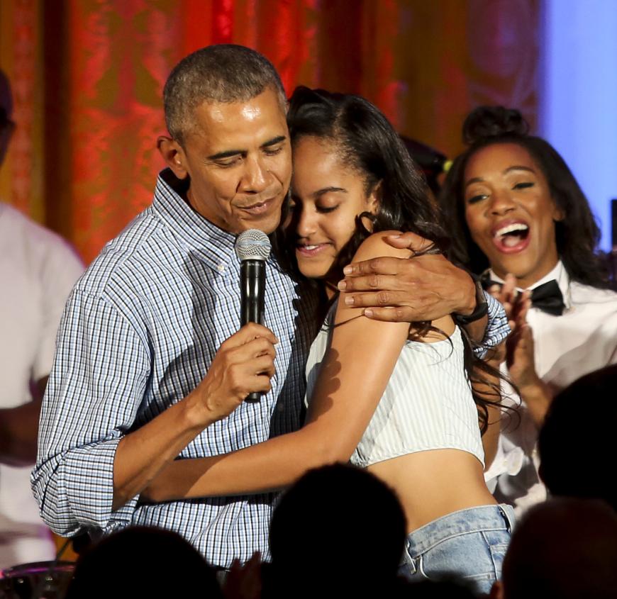 An ihrem 18. Geburtstag feierte Malia Obama noch ganz entspannt mit der Familie - inklusive Ständchen von Papa Barack Obama.