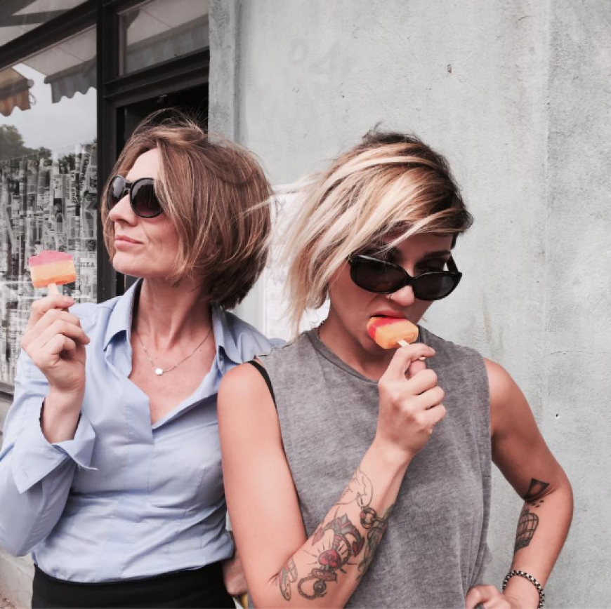 Erstes Foto mit dem GZSZ-Neuling am Set: Joana Schümer (links) und Linda Marlen Runge.