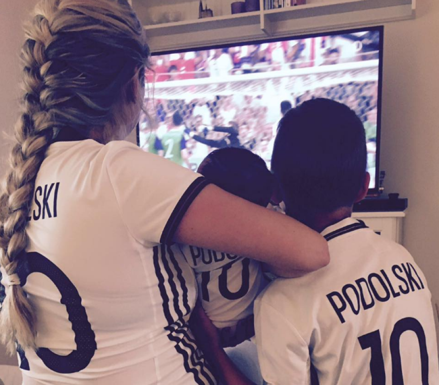 Lukas Podolski mit seiner Frau Monika Puchalsky und den gemeinsamen Kindern.