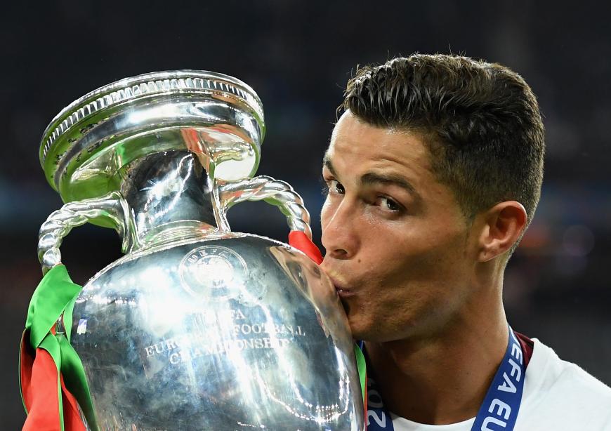 Der EM-Sieg für Portugal: Ronaldo küsst den Pokal.