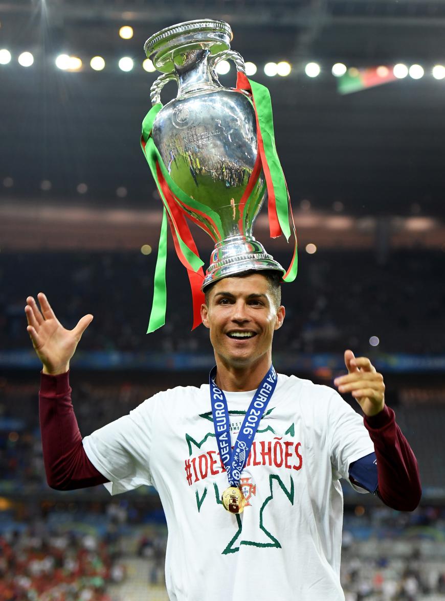 Dann Eders 1:0! Ronaldo ist wieder glücklich und trägt den EM-Pokal auf seinem Kopf herum.