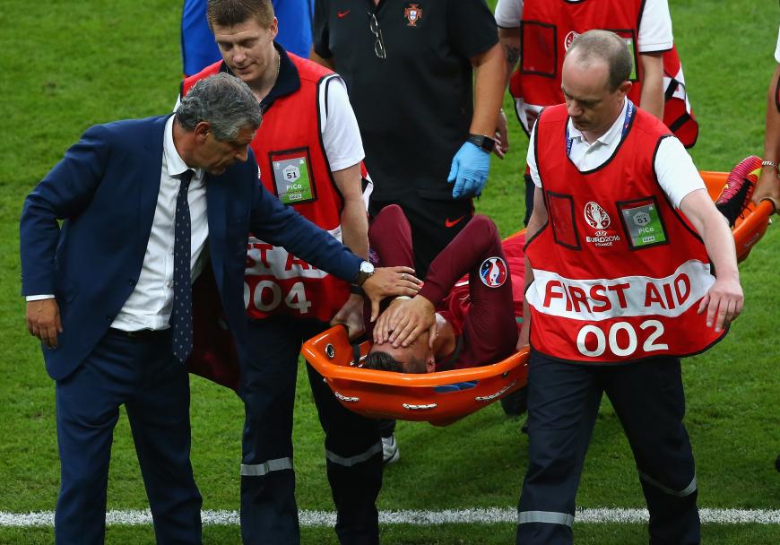 Nach 25 Minuten des Kampfes muss Ronaldo den Platz auf einer Trage verlassen.
