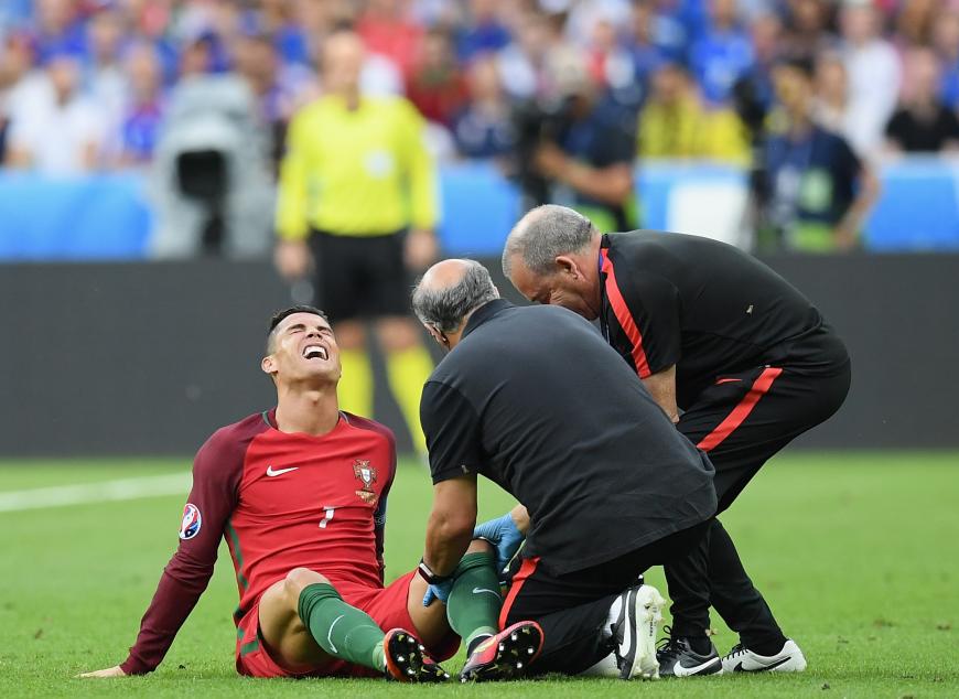 Ronaldo leidet nicht nur unter seiner Knieverletzung - der Gedanke, sein Team bei diesem Spiel im Stich zu lassen, bringt ihn zum Weinen.