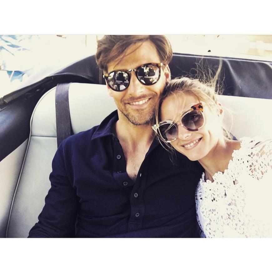 Sonntags auf dem Rücksitz: So schön sieht das bei Olivia Palermo und Johannes Huebl aus.