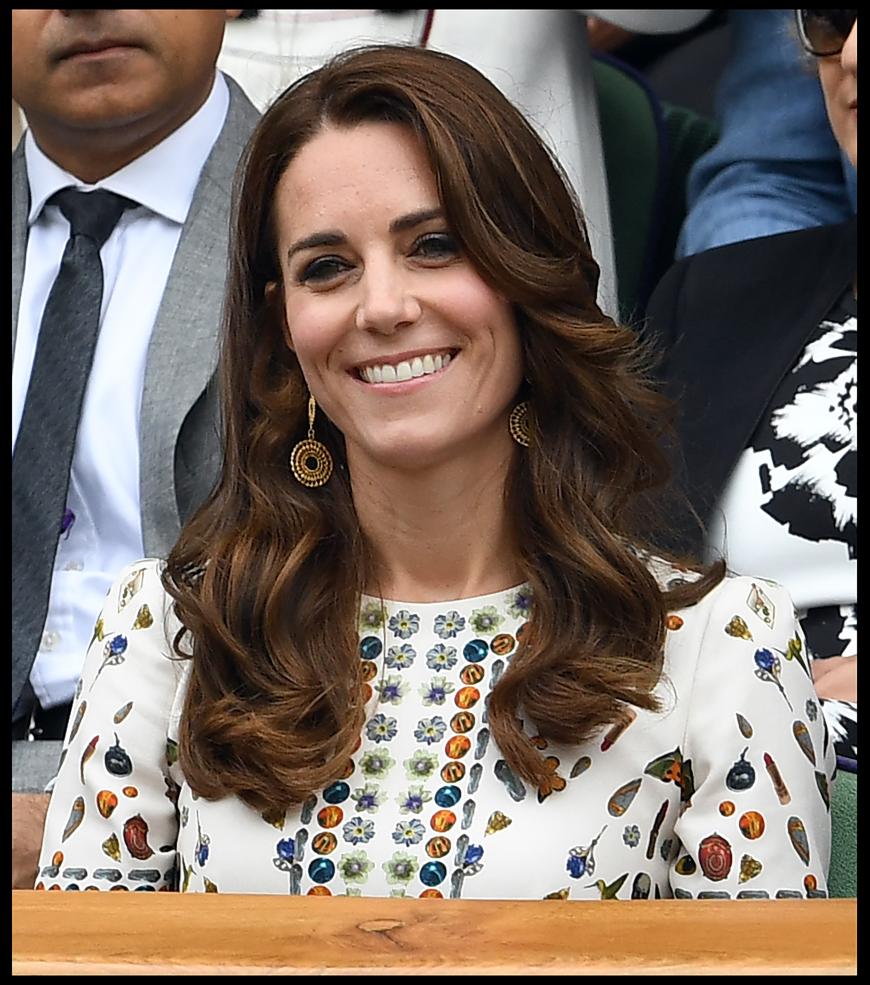 So schön lächelte Kate von der Tribüne.