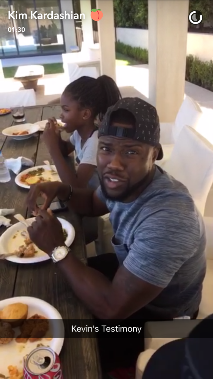 Kevin Hart schmeckt das Essen.