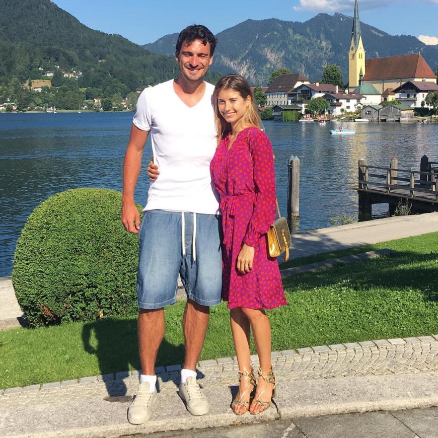 Nach dem EM-Aus im Halbfinale endlich Urlaub! Mats und Cathy Hummels posieren vor traumhafter See-Kulisse. Jetzt nur noch die Augen aufmachen, Mats!