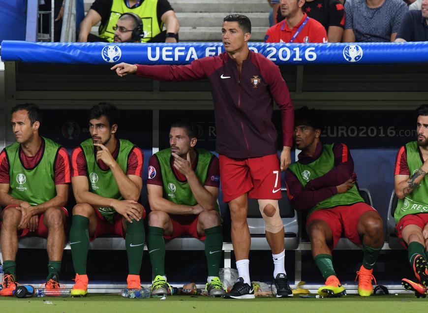 In der Verlängerung unterstützt Ronaldo sein Team und übernimmt gewissermaßen Trainer-Funktionen.