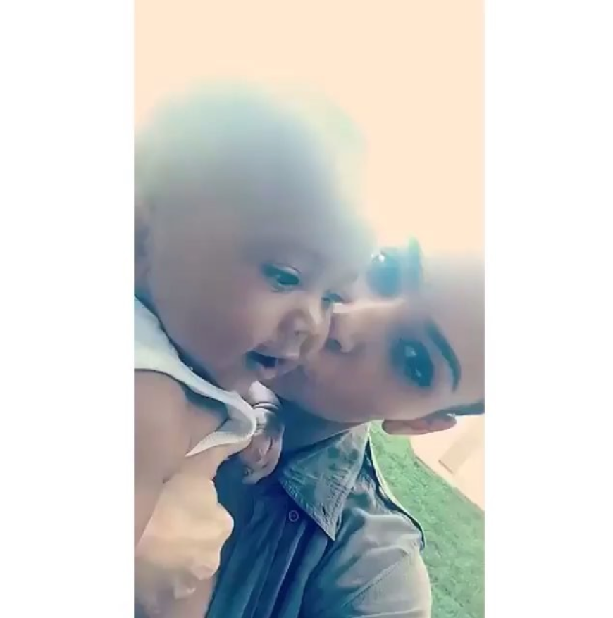 Dabei kuschelte Kim Kardashian Söhnchen Saint auf Snapchat.