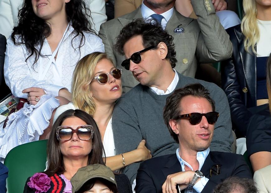 Sienna Miller schaut sich das Männerfinale in Wimbledon mit dem US-amerikanischen Regisseur Bennett Miller an - ziemlich verkuschelt die beiden...