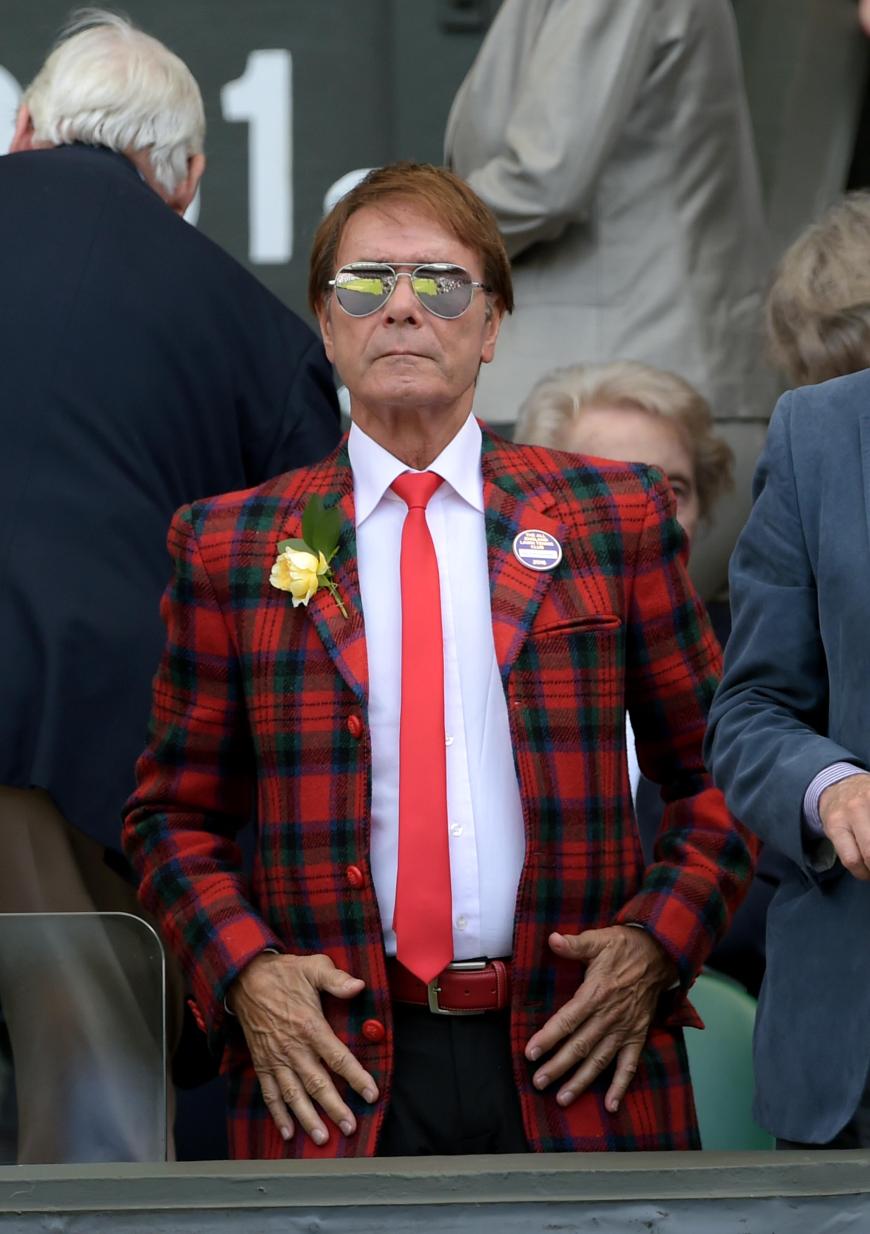 Brit-Musiker Cliff Richard im exzentrischen Schotten-Style beim Match von Andy Murray.