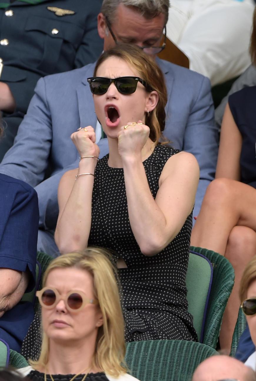 So sieht wahres Tennis-Fieber aus: Lily James feuert die Herren im Finale an.
