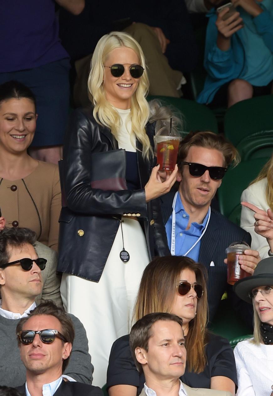 Sehen und gesehen werden - Poppy Delevingne zeigt sich mit ihrem Mann in der Royal Box beim Männerfinale.