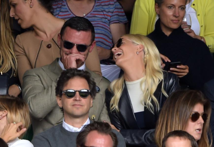 Nicht mit ihrem Mann, sondern mit Luke Evans, hat Poppy dann ziemlich viel Spaß...