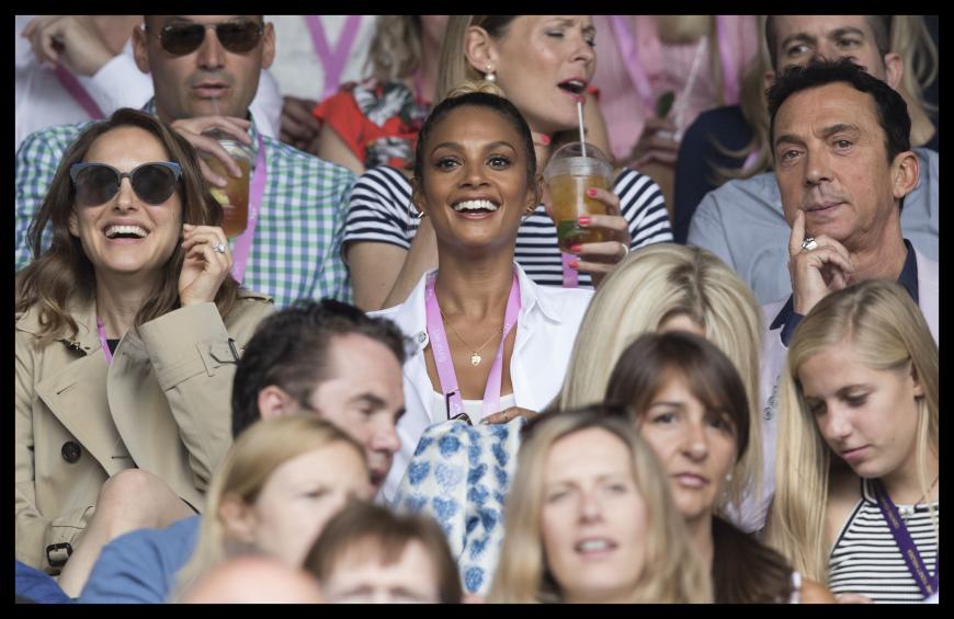 Nathalie Portman schaut sich das Tennisspiel mit Alesha Dixon an.