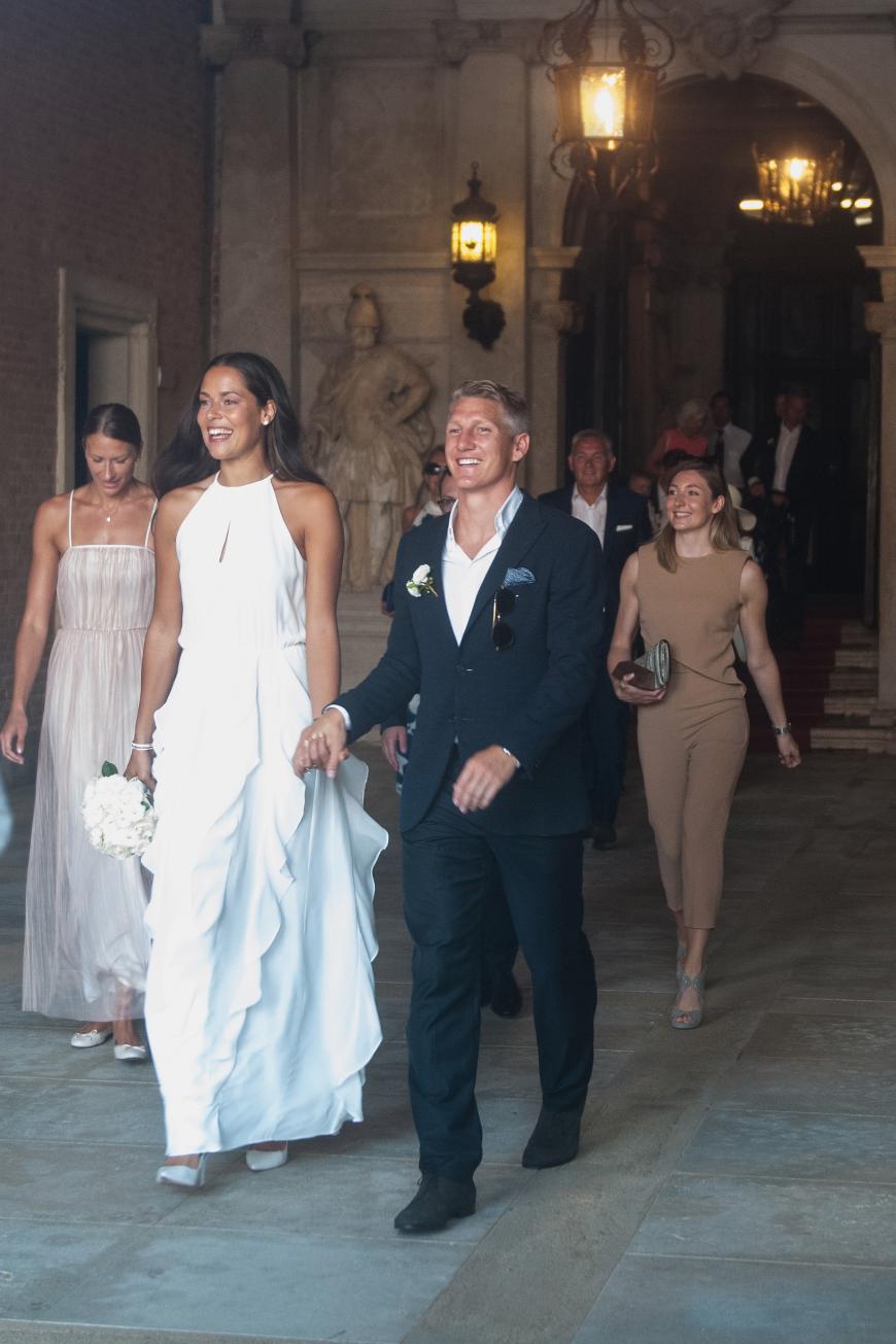 Ana Ivanovic und Bastian Schweinsteiger kommen aus dem Standesamt in Venedig.