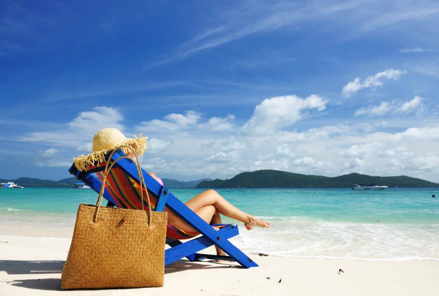 Ein perfekter Tag am Strand, aber nicht ohne die passenden Accessoires und Beautylieblinge