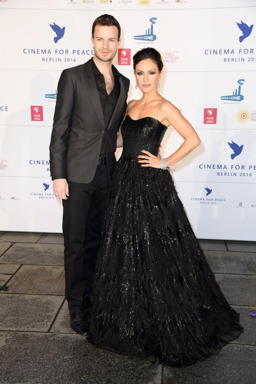 Nazan Eckes und der Künstler Julian Khol sind seit 2012 verheiratet. Im Oktober 2014 kam ihr Sohn Lounis zur Welt.