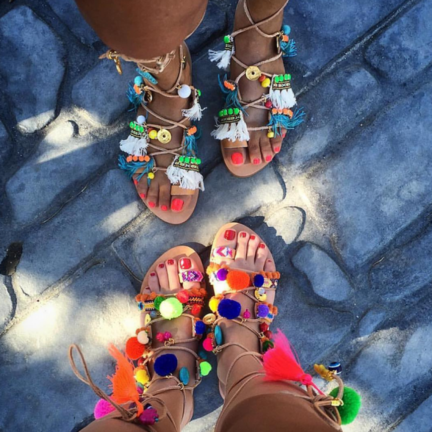 PomPom Sandalen im Doppelpack. Besonders schön dazu: knalliger Nagellack auf den Fußnägeln.