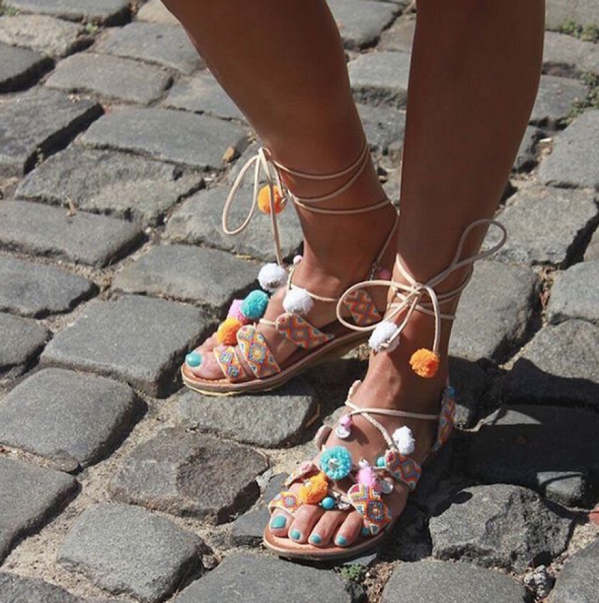 PomPom Sandalen in eher gedeckten Farben mit geknüpften Riemchen