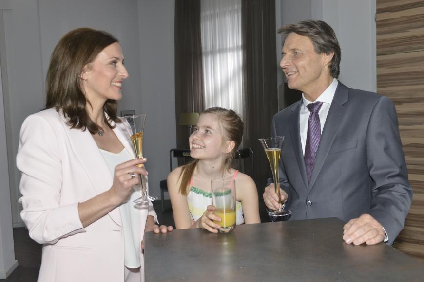 Grund zur Freude - Vielleicht sind "Katrin", Ulrike Frank, "Jo", Wolfgang Bahro, und Tochter "Johanna" schon bald wieder eine richtige Familie.