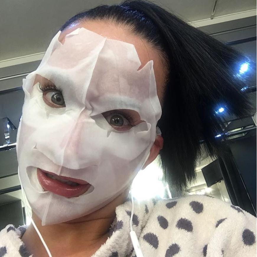 Alles für die Schönheit tut auch Popsängerin Katy Perry - und hat offenbar kein Problem damit, sich ihren Instagram-Followern von ihrer nicht so schokoladigen Seite zu zeigen. Sympathisch!