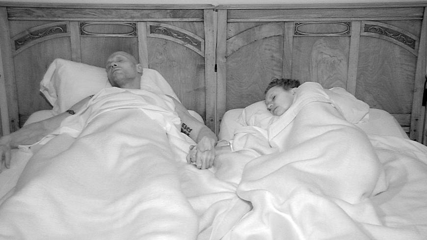 Ex-Dschungelcamper Thorsten Legat und seine Frau Alexandraschlummern Hand in Hand.