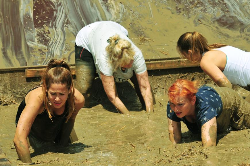 Die Frauen des Hauses robben sich durch den Schlamm.