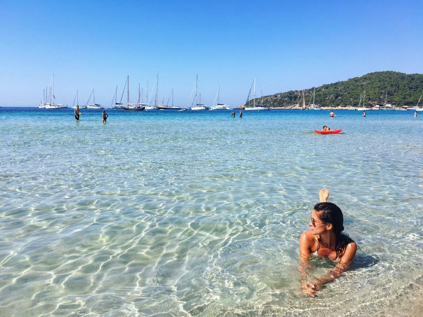 Ses Salines kann auf jeden Fall mit Ses Illetes (Formentera) mithalten. Das Wasser ist glasklar und der Sand schön weiß... Leider ist der Strand ab 11 Uhr schon komplett überfüllt. Die entspannteste Zeit habt ihr dort zwischen 9 und 10 Uhr morgens und natürlich in der Nebensaison.