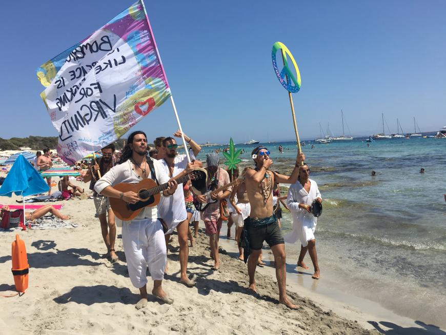 Für manche nervig, aber typisch Ibiza: Die großen Clubs machen tagsüber am Strand mit House-Sounds Werbung für ihre Partys.